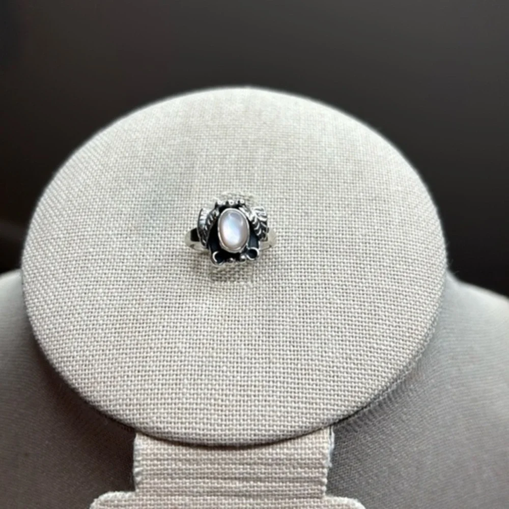 Vintage Sterling Silver Southwestern Pinkish White Iridescent Cabochon Ring Sz 4